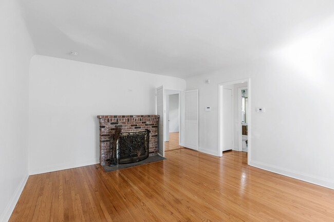 Building Photo - Spacious 4 BR 3 BA Home in Prime West L.A.