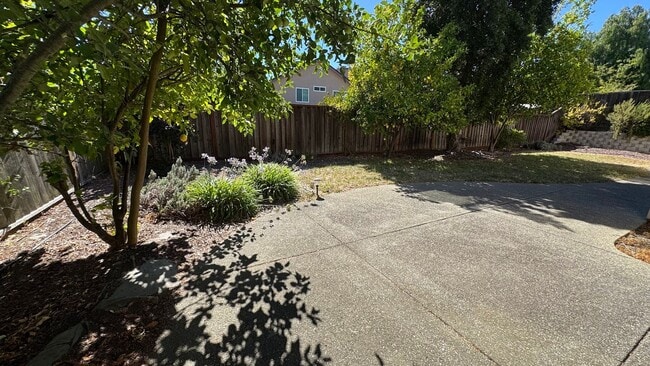 Building Photo - 649 Daffodil Dr