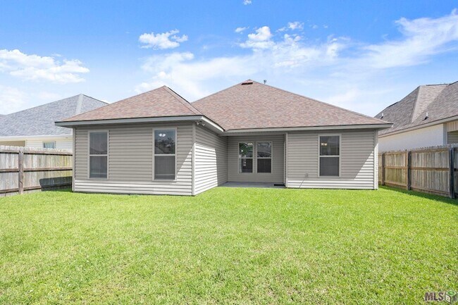 Building Photo - 471 Lake Breeze Dr