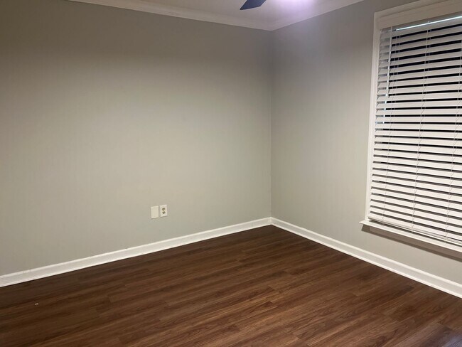 Building Photo - 2 Bed, 1 Bath Apartment