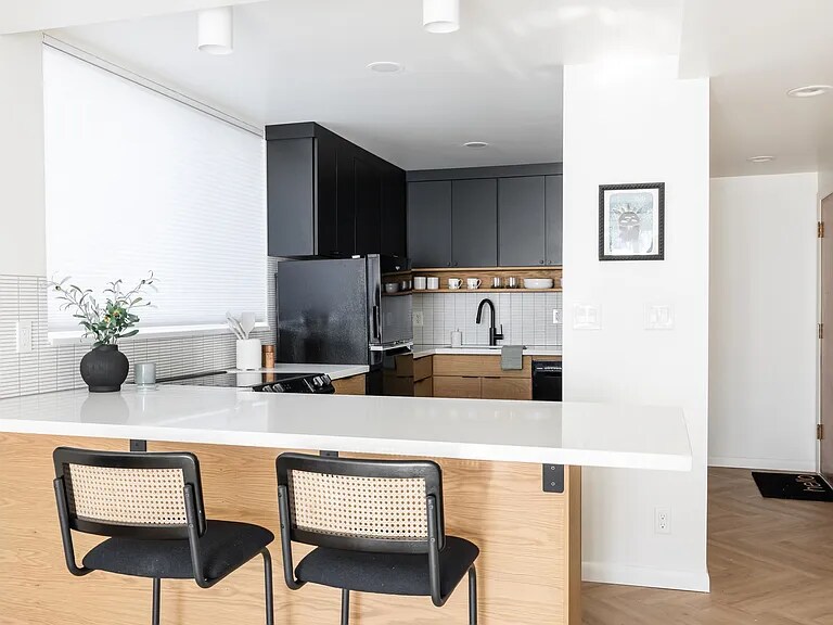 Building Photo - 673 E 6th Ave