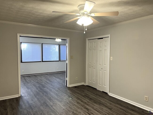 Building Photo - 122 N Springs Ct