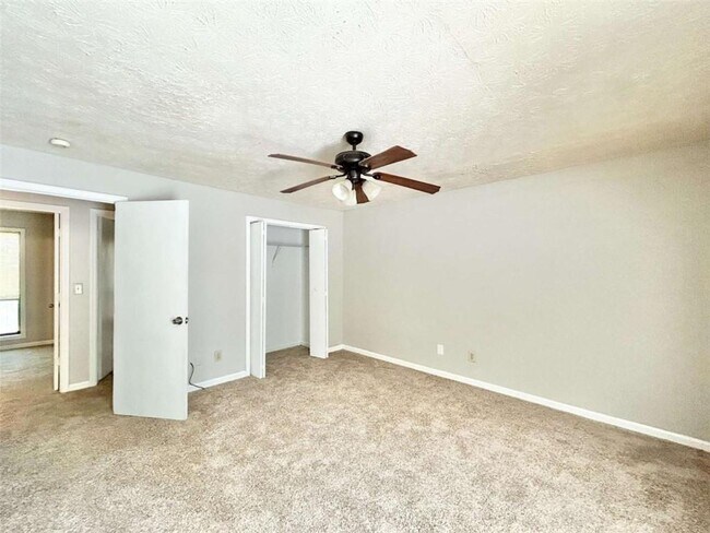 Building Photo - 5955 Sutton Pl