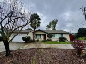 Building Photo - Stunning 3 bedroom 2 bathroom home in Fair...