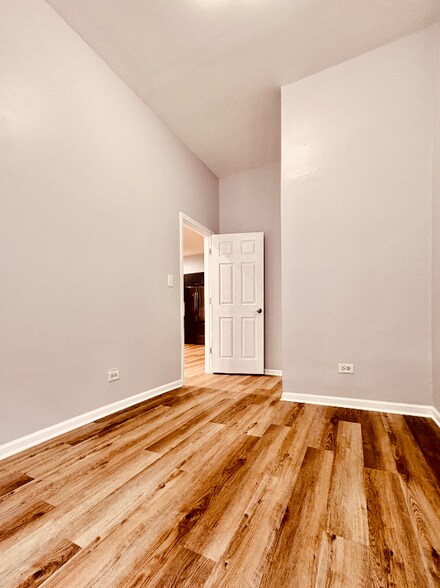 Building Photo - 2657 W North Ave