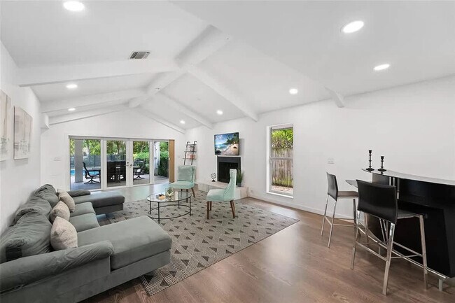 Building Photo - 413 Holiday Dr