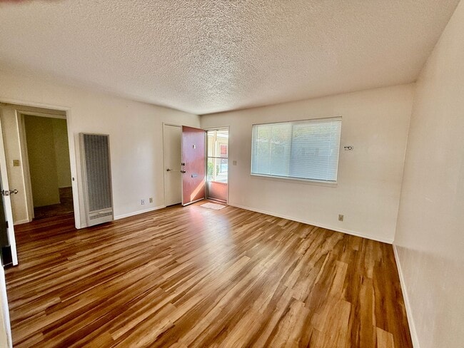 Building Photo - 287 E Elm St