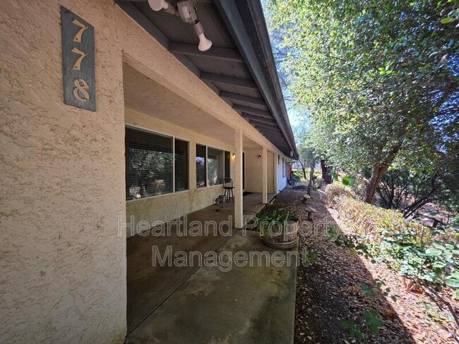 Building Photo - 778 N Glen Oaks Dr
