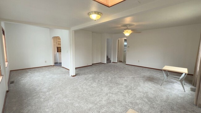 Building Photo - 803 6th Ave