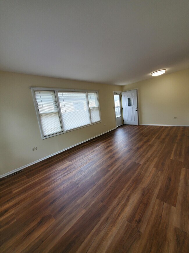 Building Photo - 209 E Pineview Dr