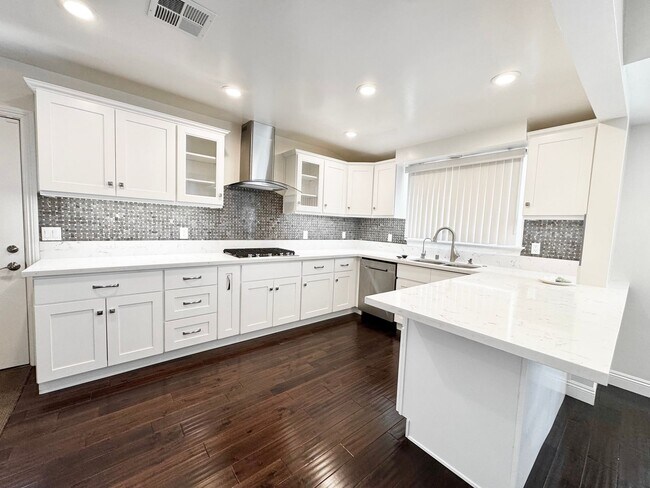Building Photo - Beautiful 4 Bedroom 3.5 Bathroom Home in t...