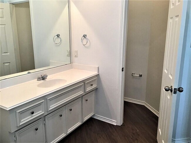 Building Photo - 15818 Shoreline Terrace Dr