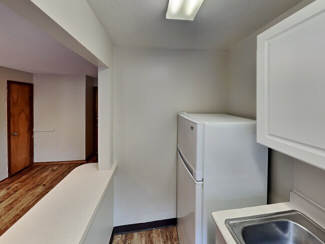 Building Photo - 42 E 13th Ave