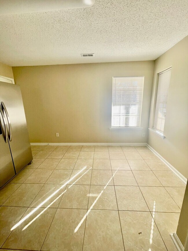 Building Photo - Must see this Adorable 3 bedroom 2 bath 2 garage home . Located in the Reedy Creek Plantation