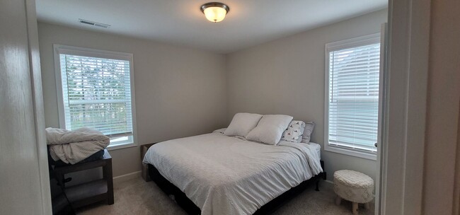 Building Photo - Like New- Immaculate 2-Story Home w/ 4 Bedroom 2.5 Bath! Large Lot- Fully Fenced Backyard.