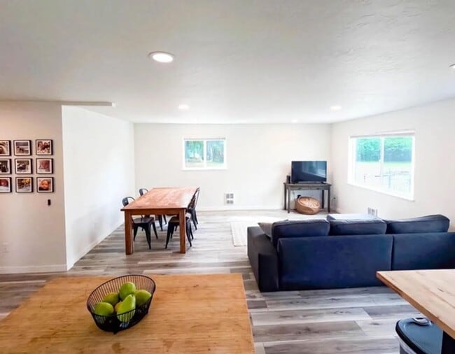 Building Photo - Beautifully remodeled 3-bedroom, 2-bathroo...
