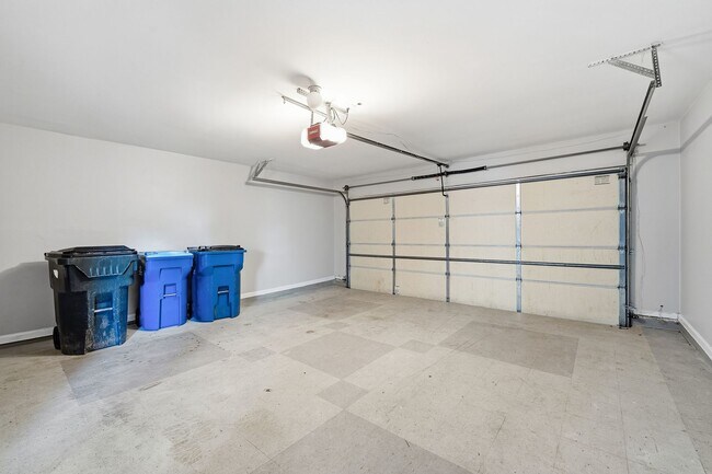 Building Photo - Ranch home with 4 bedrooms and a bonus room.