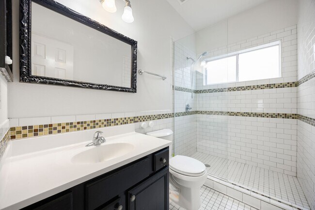 Building Photo - 10215 Hedge Way Dr