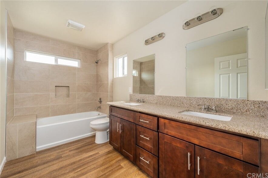 Building Photo - 924 Columbia St