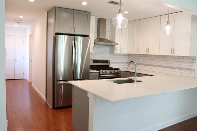 Building Photo - 713 E 45th St