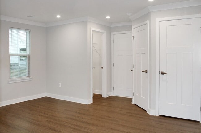 Building Photo - End-unit Townhouse with mountain views