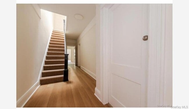 Building Photo - 959 Van Nest Ave