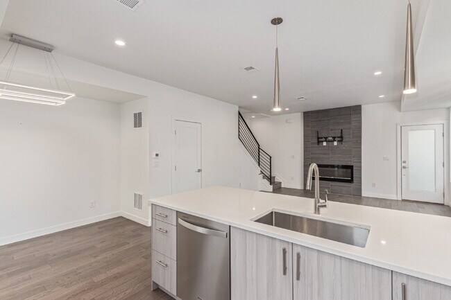 Building Photo - Beautiful Sloans lake Two Bed / Two and a ...