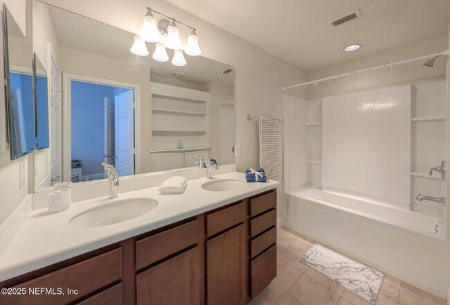 Building Photo - 6846 Roundleaf Dr