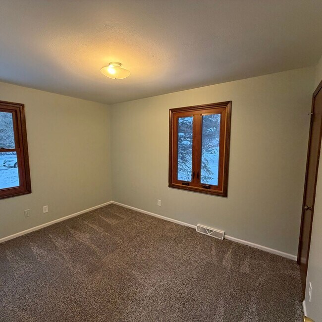 Building Photo - Rockford Schools!  4-Bedroom Duplex