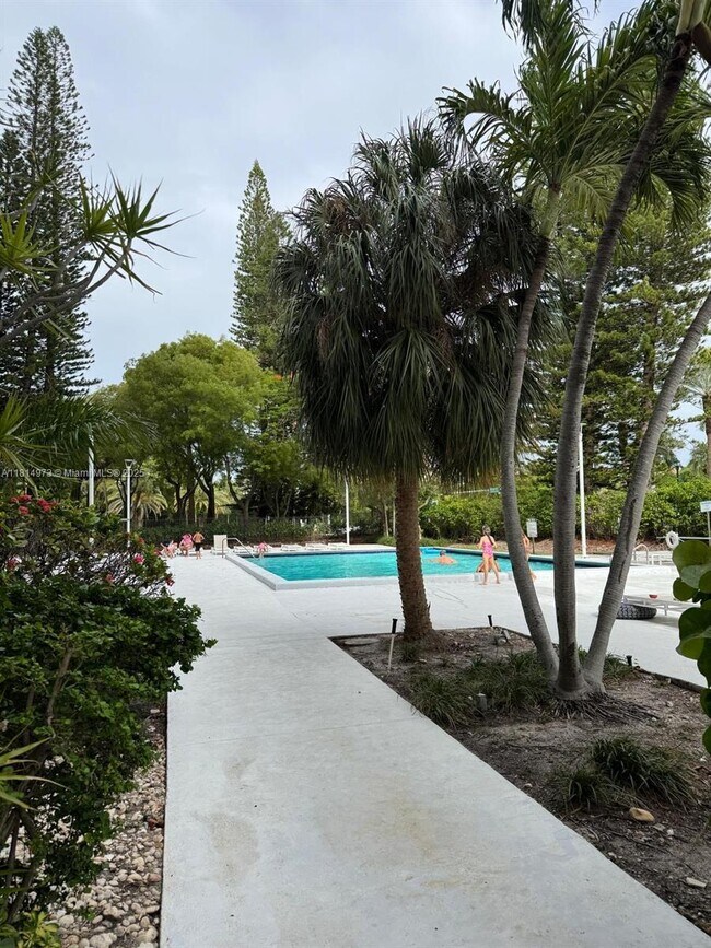 Building Photo - 20100 W Country Club Dr