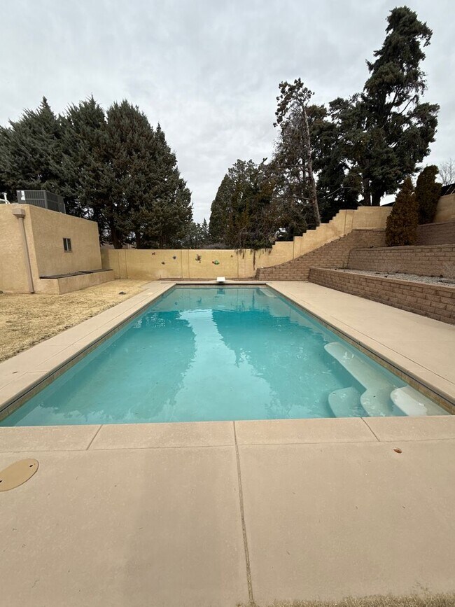 Building Photo - Beautiful NE Heights Neighborhood Executive style home with a Large back yard that has a full siz...