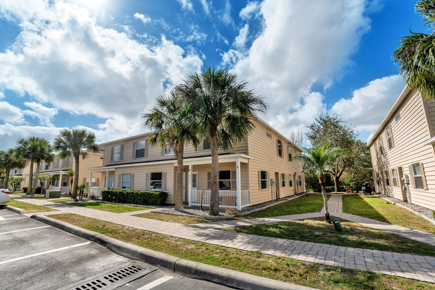 Building Photo - Royal Villas