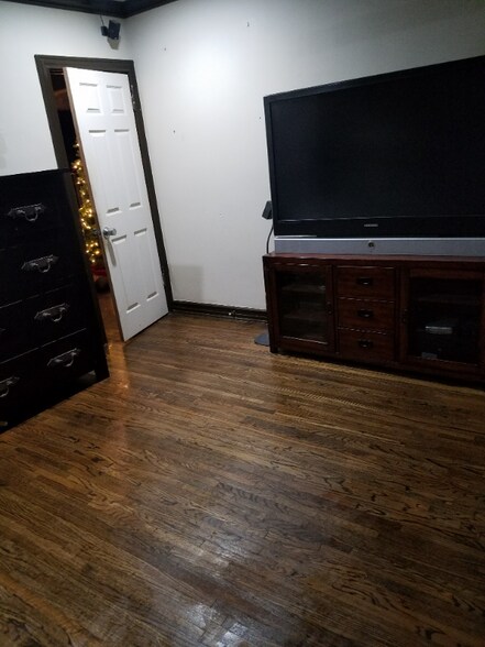 Building Photo - 11034 Landale St