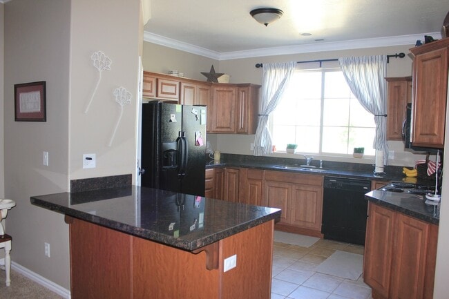 Building Photo - Spacious 3 Bedroom In Stansbury Park- Show...