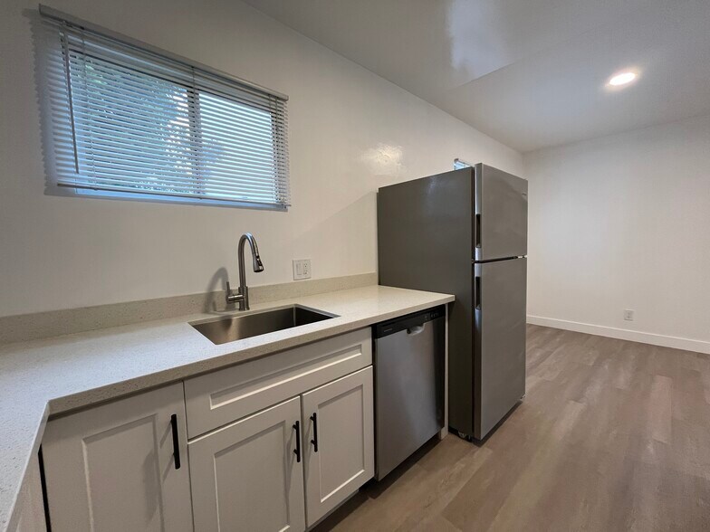 Building Photo - 3633 Kelton Ave
