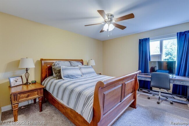 Building Photo - 1050 Oakwood Dr