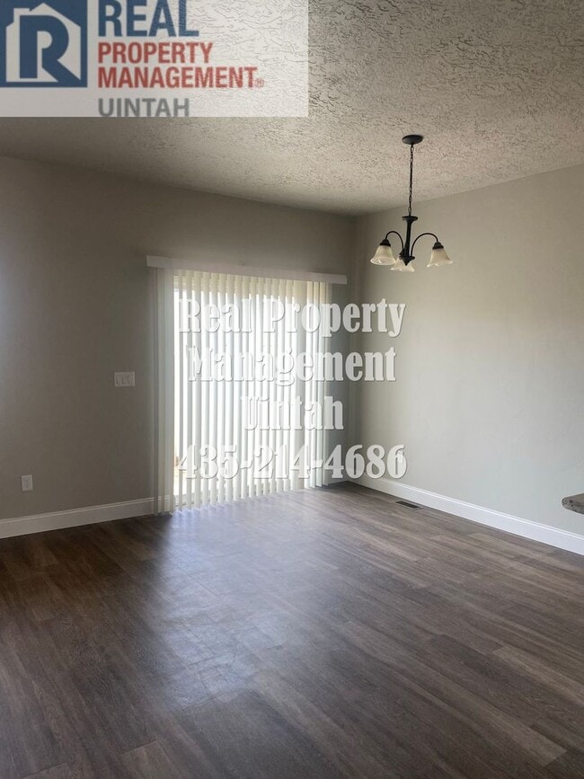 Building Photo - 3 bed 2.5 bath townhome in Fox Run