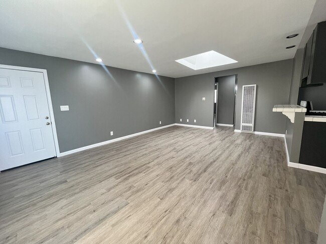 Building Photo - LARGE 2 BEDROOM 1 BATH UPSTAIRS UNIT WITH ...