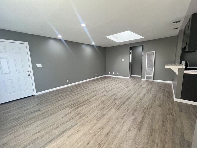 Building Photo - SPACIOUS 2 BD 1 BA UPSTAIRS UNIT W/ ASSIGN...