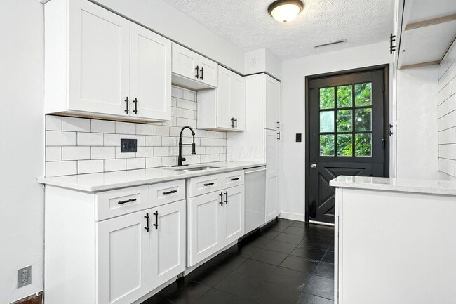 Building Photo - 295 E Whittier St