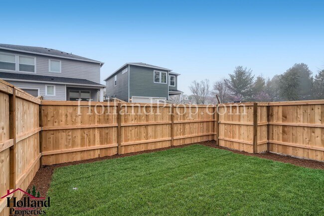 Building Photo - Luxurious South Hillsboro Home with a Fenced Backyard!
