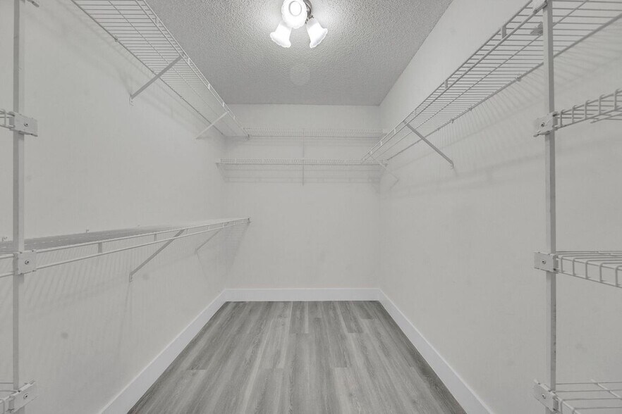 Building Photo - 13048 Meadowbreeze Dr