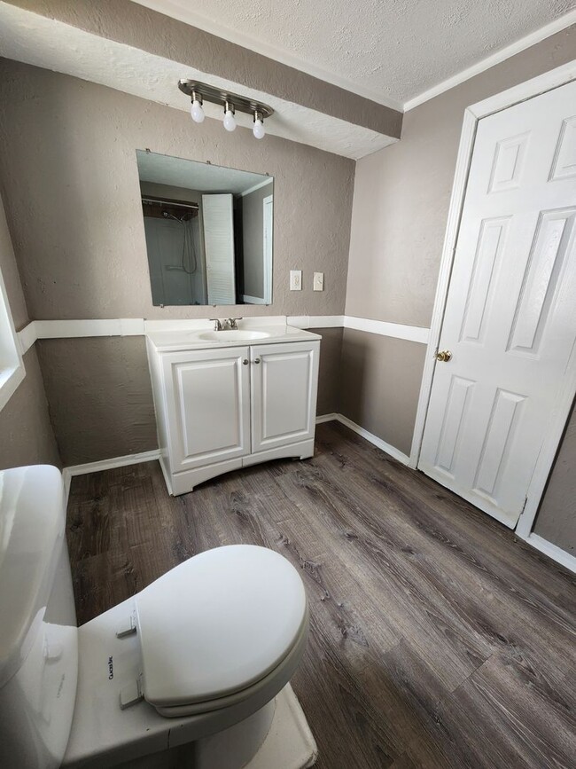 Building Photo - Two Bedroom Single Family Home!
