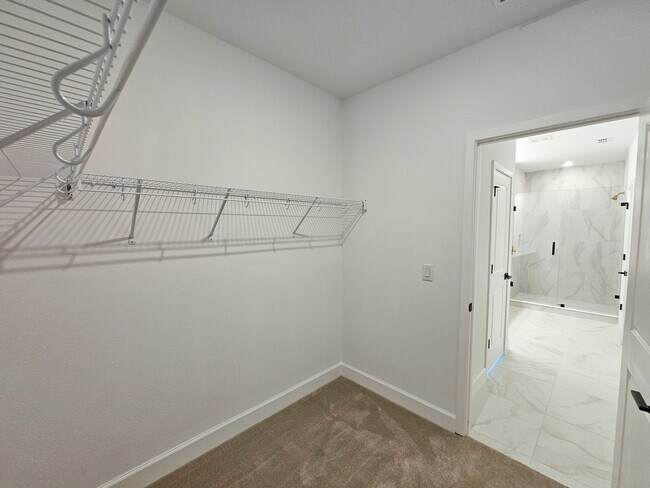 Building Photo - 408 E Oak Ave