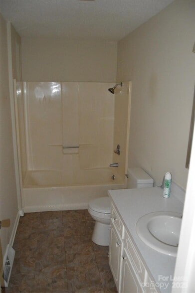 Building Photo - 221 Kelly St