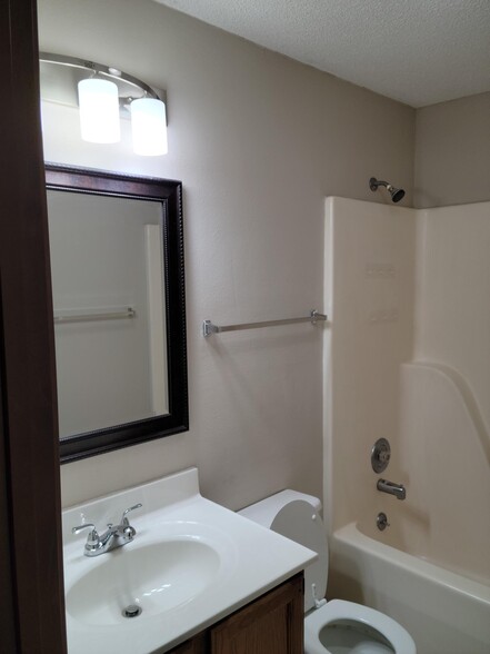 Building Photo - 16 Cherry Tree Ln