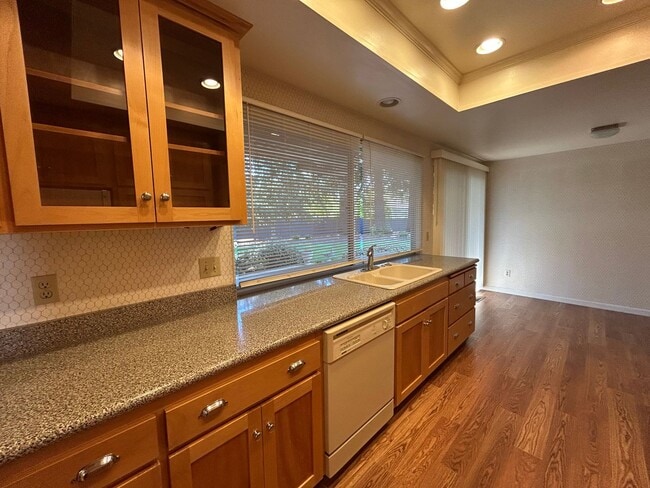 Building Photo - 6589 Meadowridge Dr