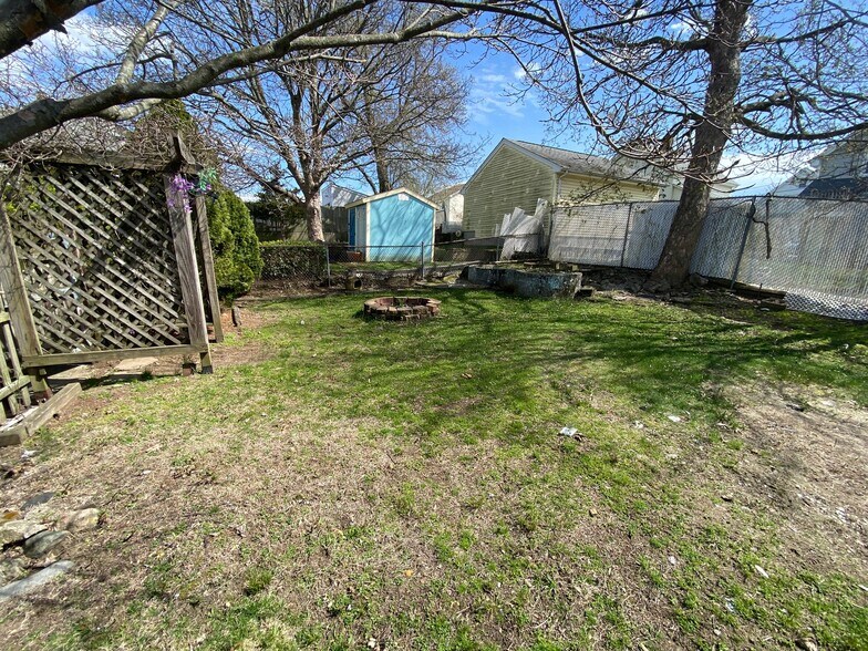 Building Photo - 159 Tangent St