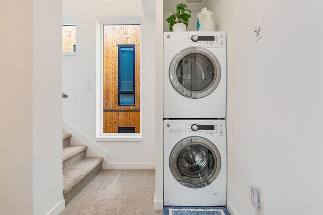 Building Photo - 1215 E Union St