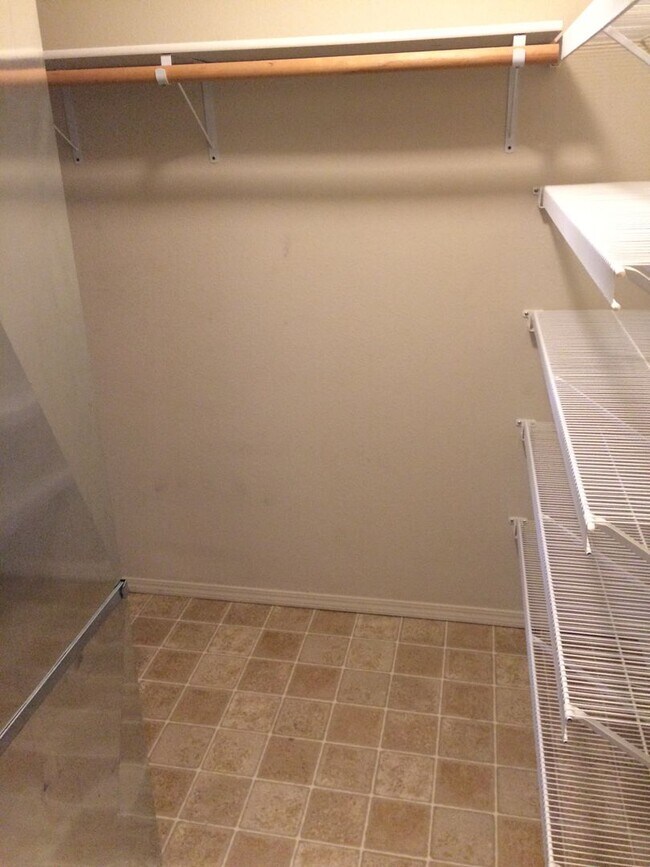 Building Photo - Upstairs 1-bedroom, 1-bath Apartment in an...